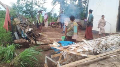 hujan-angin-mengamuk-di-sidowangi,-23-rumah-porak-poranda-dan-satu-rata-dengan-tanah