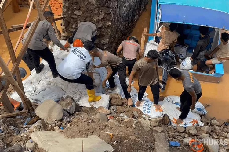 polda-sumut-bangun-jembatan-darurat-pulihkan-akses-jalinsum-tapteng–sidempuan