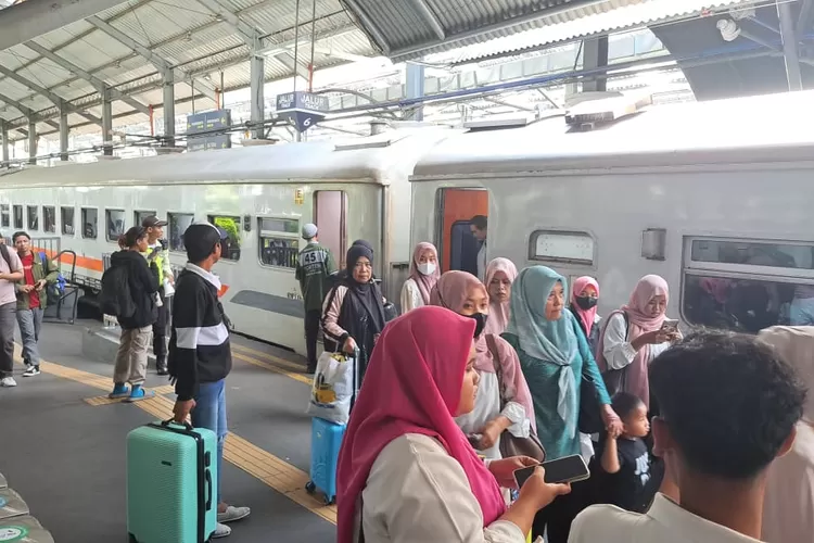 kereta-api-tujuan-banyuwangi-jadi-favorit,-penjualan-tiket-nataru-kai-daop-8-surabaya-melonjak