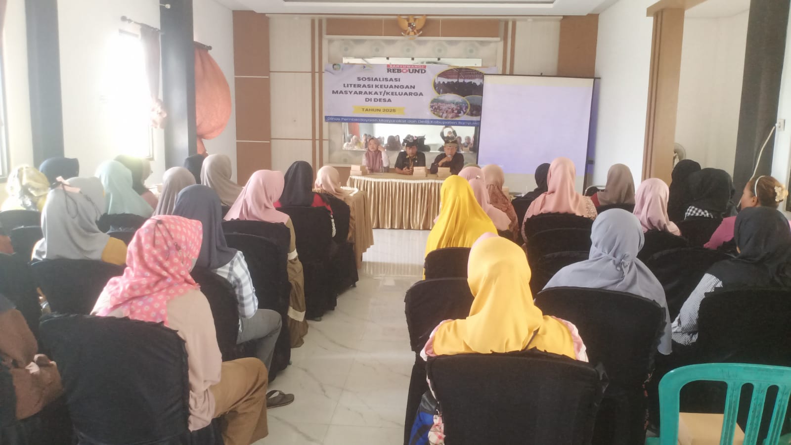 sosialisasi-literasi-keuangan,-puluhan-perempuan-wongsorejo-dapat-pembekalan-khusus