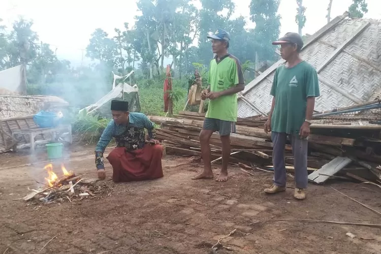 desa-sidowangi-banyuwangi-disapu-angin-kencang:-30-kepala-keluarga-terdampak-bencana,-satu-rumah-roboh