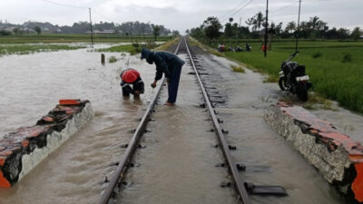 air-sawah-meluap,-ka-siliwangi-sempat-tertahan-di-jalur-cianjur-sukabumi-–-times-banyuwangi