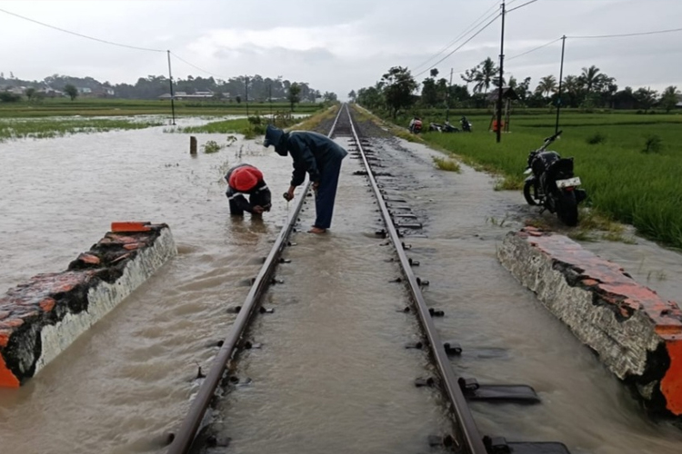 air-sawah-meluap,-ka-siliwangi-sempat-tertahan-di-jalur-cianjur-sukabumi-–-times-banyuwangi