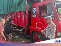Truk Fuso di Banyuwangi Seruduk Warung gegara Ban Pecah