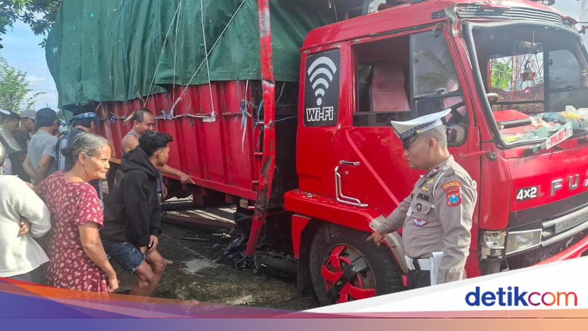 truk-fuso-di-banyuwangi-seruduk-warung-gegara-ban-pecah