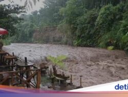 Arus sungai Deras Seret Pemecah Batu di Songgon Banyuwangi
