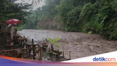 arus-sungai-deras-seret-pemecah-batu-di-songgon-banyuwangi