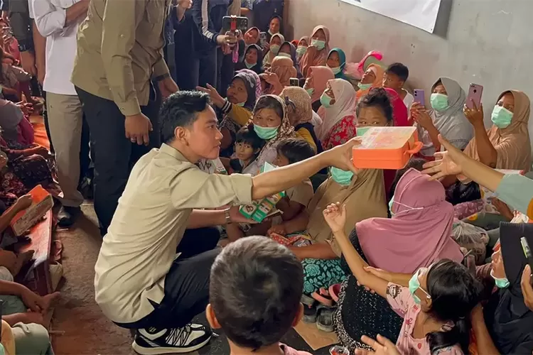 wapres-gibran-tinjau-lokasi-banjir-bandang-di-tapanuli-selatan,-pastikan-distribusi-bantuan-dasar-berjalan-lancar