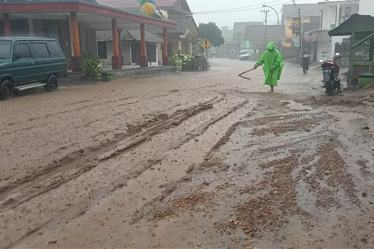 banjir-bandang-terjang-kota-batu,-15-warga-hanyut-dan-5-desa-terdampak;-bpbd-kerahkan-tim-sar