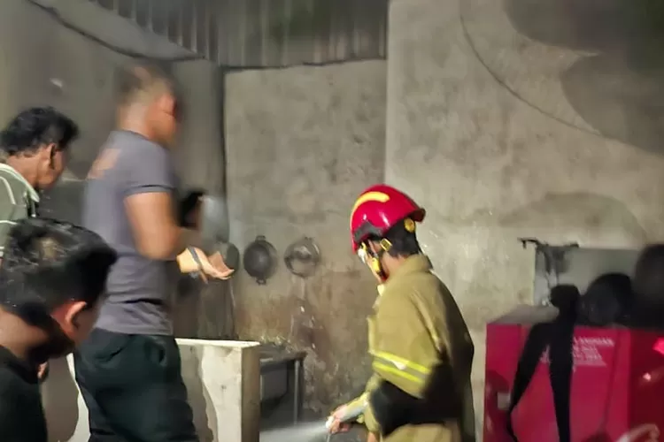 warung-di-muncar-terbakar-akibat-kompor-menyala,-kerugian-capai-puluhan-juta-rupiah