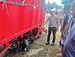 Roda Pecah, Truk Fuso Seret Dua Motor dan Tabrak Warung di Tegalsari Banyuwangi