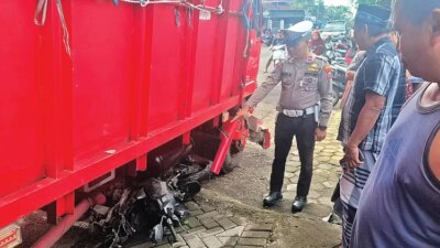 roda-pecah,-truk-fuso-seret-dua-motor-dan-tabrak-warung-di-tegalsari-banyuwangi