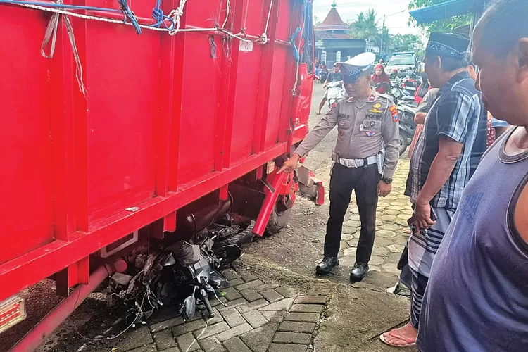 roda-pecah,-truk-fuso-seret-dua-motor-dan-tabrak-warung-di-tegalsari-banyuwangi