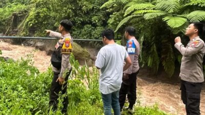banjir-bandang-sungai-badeng-di-songgon-banyuwangi:-debit-naik-tiga-kali-lipat,-satu-warga-hanyut-belum-ditemukan