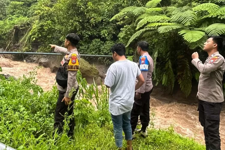 banjir-bandang-sungai-badeng-di-songgon-banyuwangi:-debit-naik-tiga-kali-lipat,-satu-warga-hanyut-belum-ditemukan