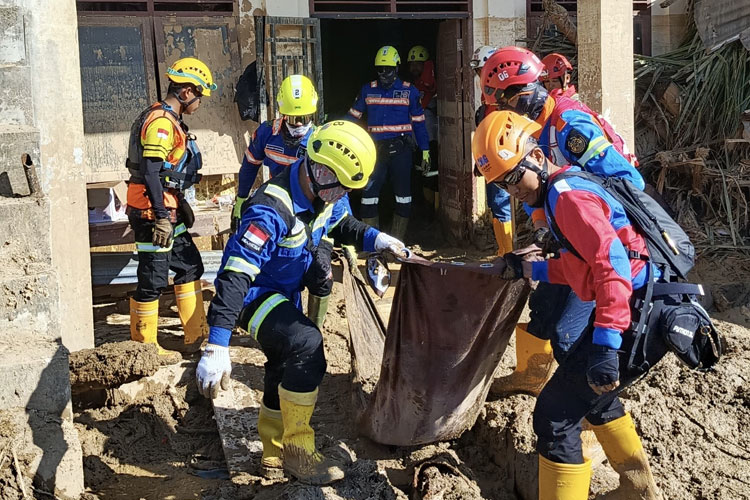 peduli-kemanusiaan,-pt-bumi-suksesindo-kirim-tim-ert-ke-korban-bencana-banjir-tapanuli-selatan-–-times-banyuwangi