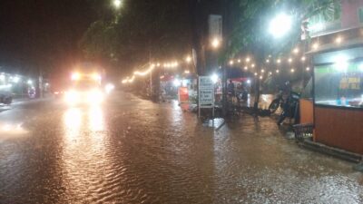 malam-minggu-ambyar,-pkl-rth-bajulmati-tumbang-diguyur-hujan-deras