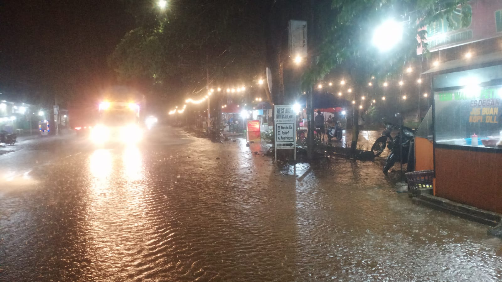 malam-minggu-ambyar,-pkl-rth-bajulmati-tumbang-diguyur-hujan-deras