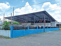 Proyek Diduga Kedai Mi Cepat Saji di Depan Korsda Genteng Kembali Dikerjakan, Padahal Belum Kantongi PBG