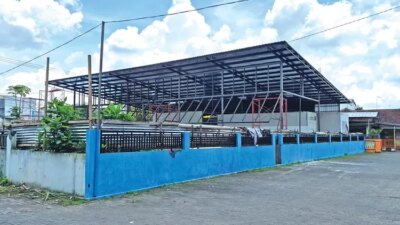 proyek-diduga-kedai-mi-cepat-saji-di-depan-korsda-genteng-kembali-dikerjakan,-padahal-belum-kantongi-pbg