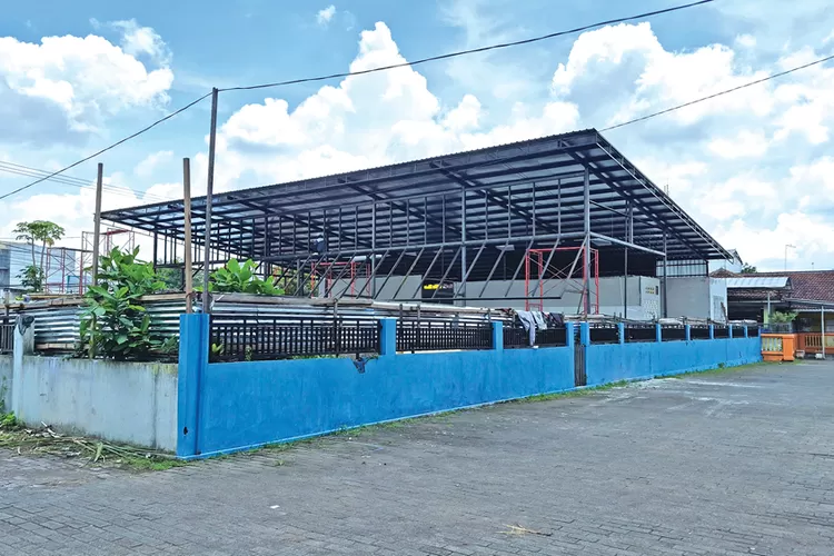 proyek-diduga-kedai-mi-cepat-saji-di-depan-korsda-genteng-kembali-dikerjakan,-padahal-belum-kantongi-pbg