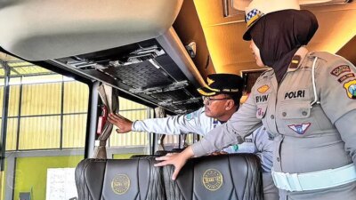 polresta-banyuwangi-gelar-ramp-check-armada-bus,-fokus-sistem-rem-demi-keselamatan-nataru