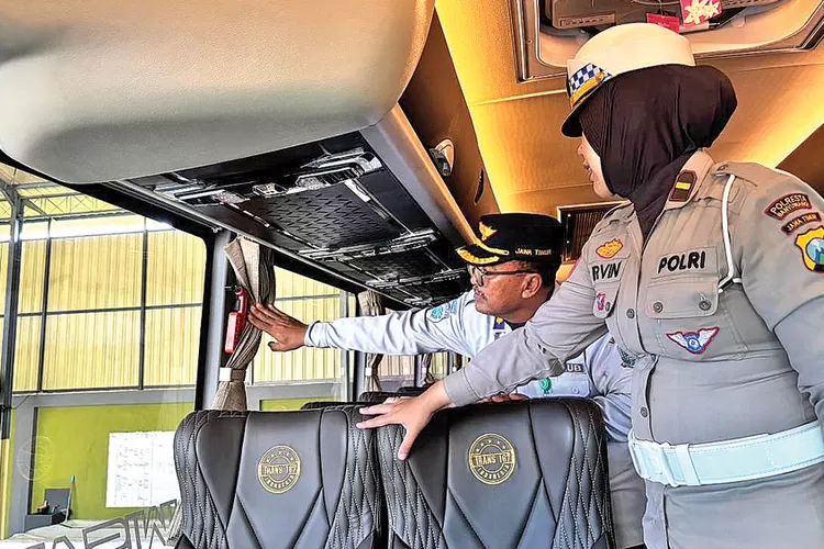polresta-banyuwangi-gelar-ramp-check-armada-bus,-fokus-sistem-rem-demi-keselamatan-nataru