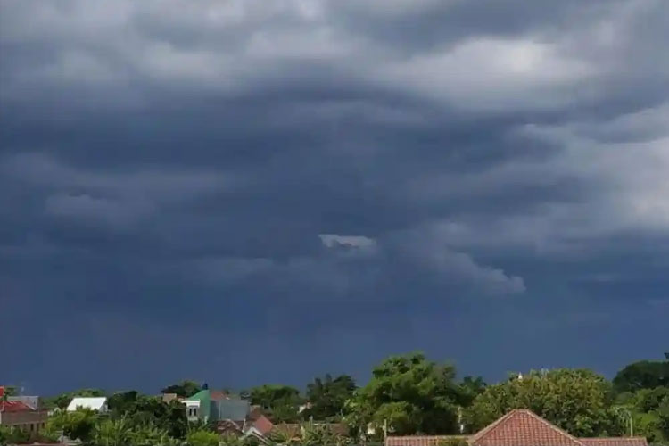 bmkg:-hujan-dan-petir-mengintai-wilayah-barat-hingga-timur-indonesia-–-times-banyuwangi