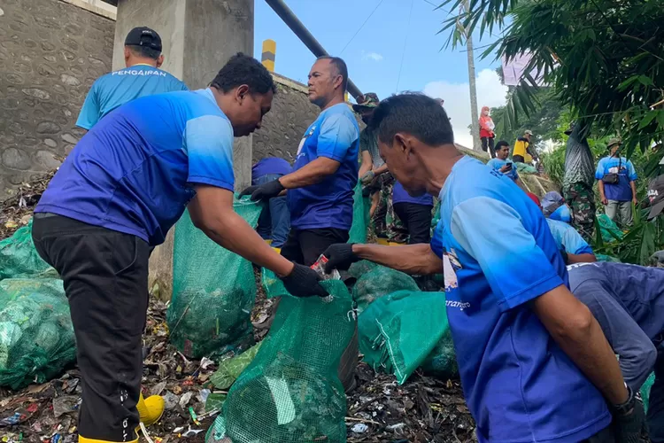 dinas-pu-banyuwangi-gencarkan-bersih-sungai-untuk-cegah-banjir-dan-jaga-ekosistem-lingkungan