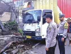 Sopir Mengantuk, Truk Box Seruduk Tiang WiFi dan Warung di Genteng Banyuwangi