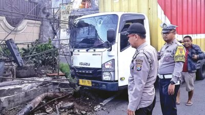 sopir-mengantuk,-truk-box-seruduk-tiang-wifi-dan-warung-di-genteng-banyuwangi