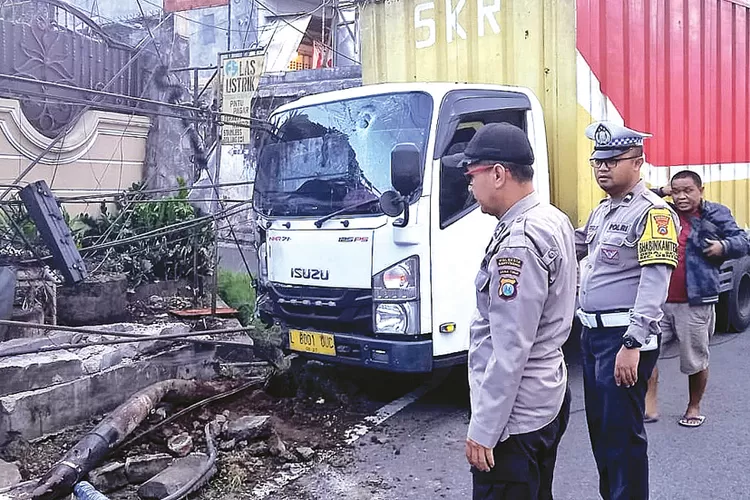 sopir-mengantuk,-truk-box-seruduk-tiang-wifi-dan-warung-di-genteng-banyuwangi