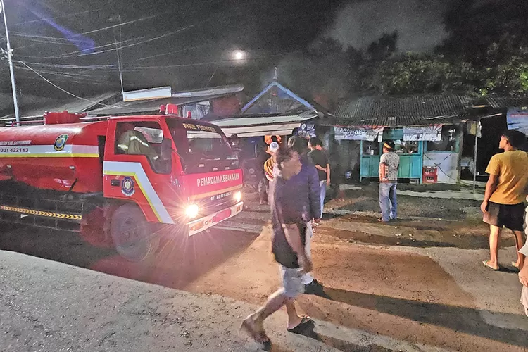 warung-di-bangorejo-banyuwangi-terbakar-akibat-kompor-lupa-dimatikan,-kerugian-capai-rp-10-juta