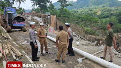 satlantas-polres-majalengka-pantau-perbaikan-jalan-ambles-di-ruas-talaga-bantarujeg-–-times-banyuwangi