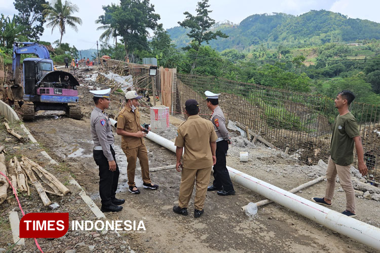 satlantas-polres-majalengka-pantau-perbaikan-jalan-ambles-di-ruas-talaga-bantarujeg-–-times-banyuwangi