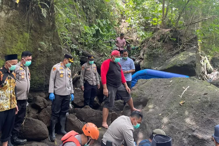 hari-kelima-pencarian,-ponirin-warga-songgon-hanyut-di-sungai-badeng-ditemukan-tewas-di-gladag-rogojampi