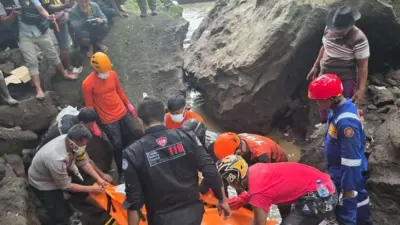 pria-terseret-arus-sungai-badeng,-banyuwangi-ditemukan,-mayat-tertimbun-sedimen-sungai