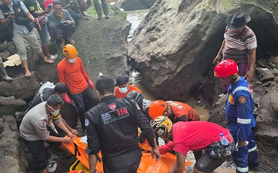 pria-terseret-arus-sungai-badeng,-banyuwangi-ditemukan,-mayat-tertimbun-sedimen-sungai