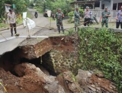 Jembatan di Songgon Ambrol Diterjang Hujan Deras, Akses Warga Terganggu dan Kendaraan Berat Dilarang Melintas