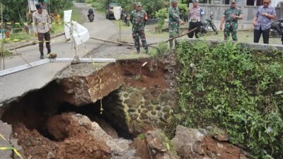 jembatan-di-songgon-ambrol-diterjang-hujan-deras,-akses-warga-terganggu-dan-kendaraan-berat-dilarang-melintas