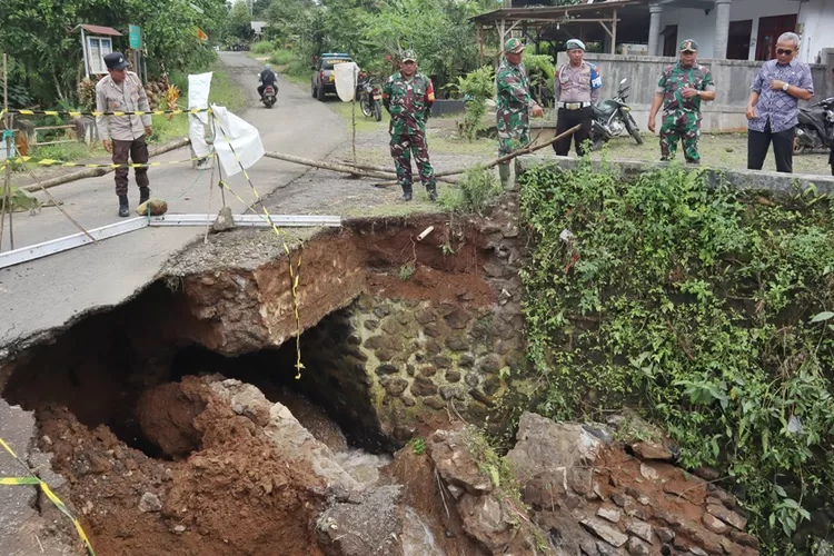 jembatan-di-songgon-ambrol-diterjang-hujan-deras,-akses-warga-terganggu-dan-kendaraan-berat-dilarang-melintas