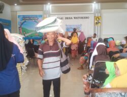 Warga Watukebo Sumringah Terima Bantuan Pangan Nasional, Lansia Harap Program Berlanjut