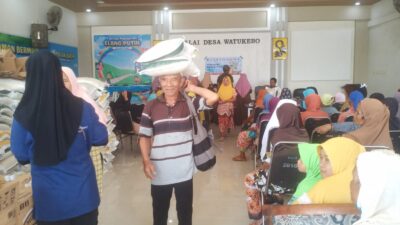 warga-watukebo-sumringah-terima-bantuan-pangan-nasional,-lansia-harap-program-berlanjut