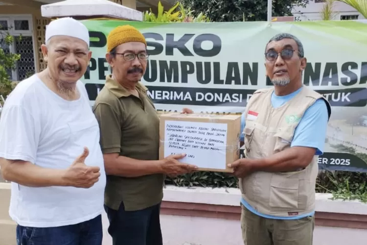 paguyuban-alumni-haji-2024-kbihu-sabilillah-banyuwangi-salurkan-bantuan-untuk-korban-bencana-di-sumatera