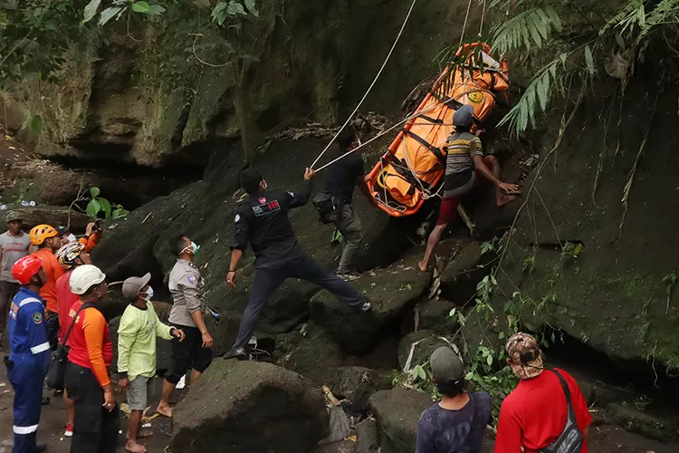 jenazah-pemecah-batu-hanyut-di-sungai-badeng-songgon-ditemukan-tersangkut-batu-besar-di-gladag-rogojampi