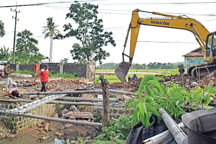 jembatan-pohbembem-singojuruh-mulai-direhabilitasi,-jalur-utama-ditutup-total-13-hari