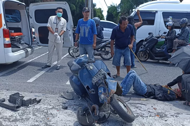 kecelakaan-beruntun-di-depan-el-hotel-banyuwangi,-tiga-kendaraan-terlibat-dan-beberapa-korban-luka