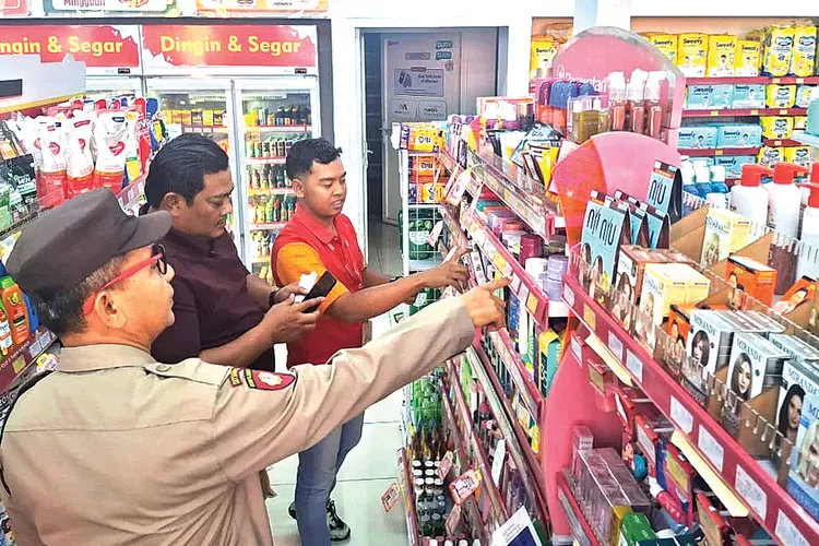 minimarket-di-genteng-banyuwangi-disatroni-pencuri,-aksi-terekam-cctv-dan-kini-diburu-polisi