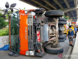 Truk Sampah Terguling di Kalimalang, Hindari Pengendara Motor Berkecepatan Tinggi – TIMES Banyuwangi