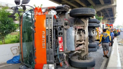 truk-sampah-terguling-di-kalimalang,-hindari-pengendara-motor-berkecepatan-tinggi-–-times-banyuwangi